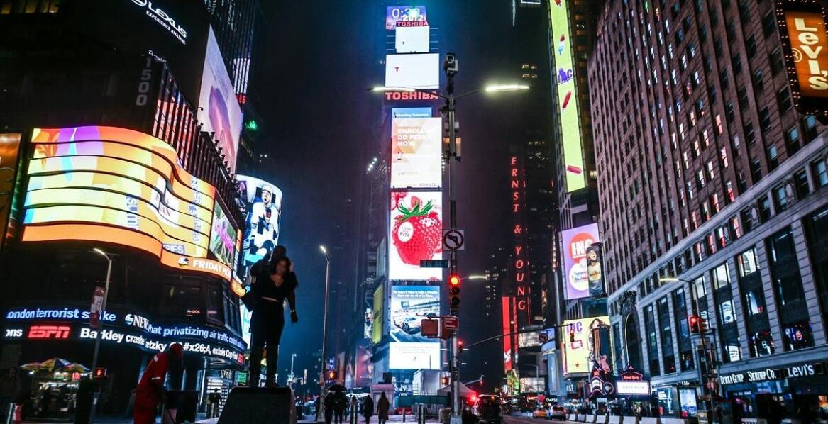 Jakie zastosowanie mają tablice reklamowe LED zewnętrzne w przestrzeni publicznej?