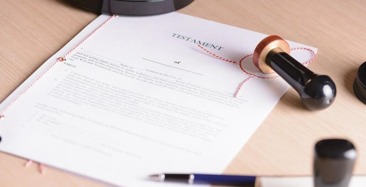 Jakie są najczęstsze błędy popełniane przy sporządzaniu testamentu i jak ich uniknąć?