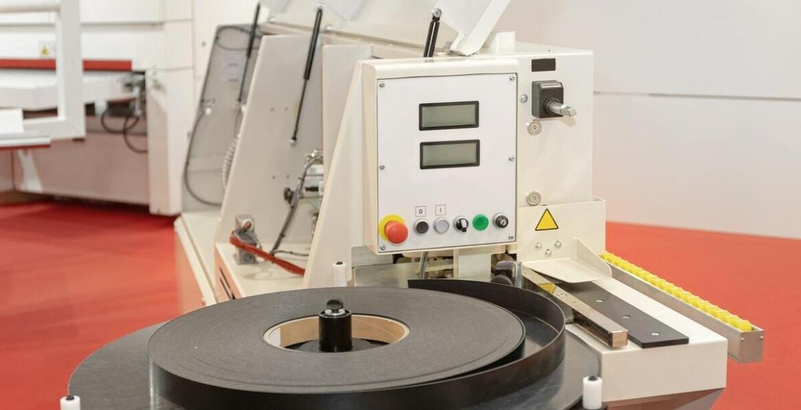 Rola napięcia w procesie rzazu piły taśmowej – co warto wiedzieć?