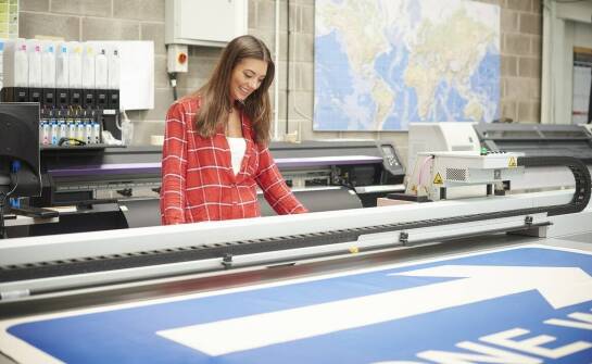 Rola grafika projektującego napisy w tworzeniu efektywnych materiałów reklamowych online