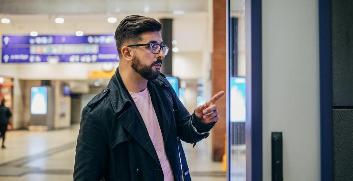 Jak kioski multimedialne wspierają procesy sprzedażowe w retailu?