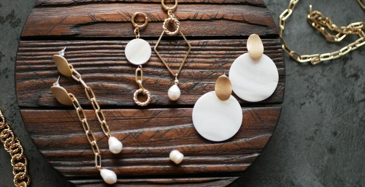 Złote kolczyki koła 585 z perłami – wyjątkowe połączenie elegancji i klasyki