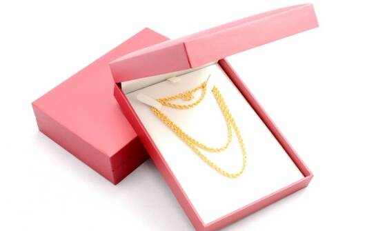 Jak zabezpieczyć cenną biżuterię przed kradzieżą, w tym naszyjnikami z rubinem?