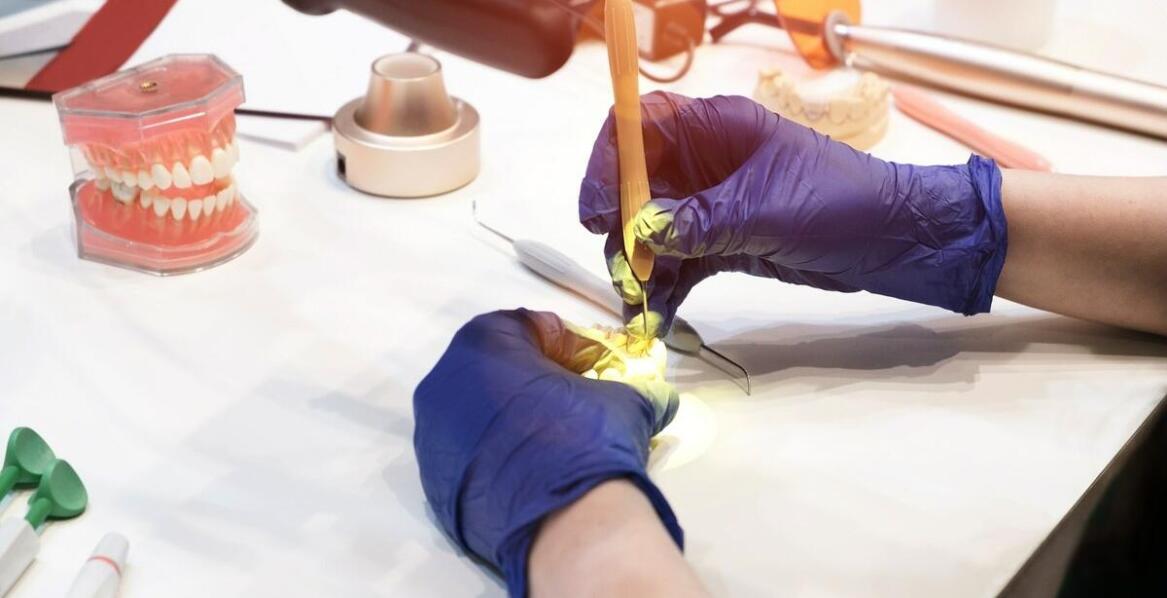 Korony pełnoceramiczne w cyfrowym projektowaniu uśmiechu – nowoczesne podejście do protetyki