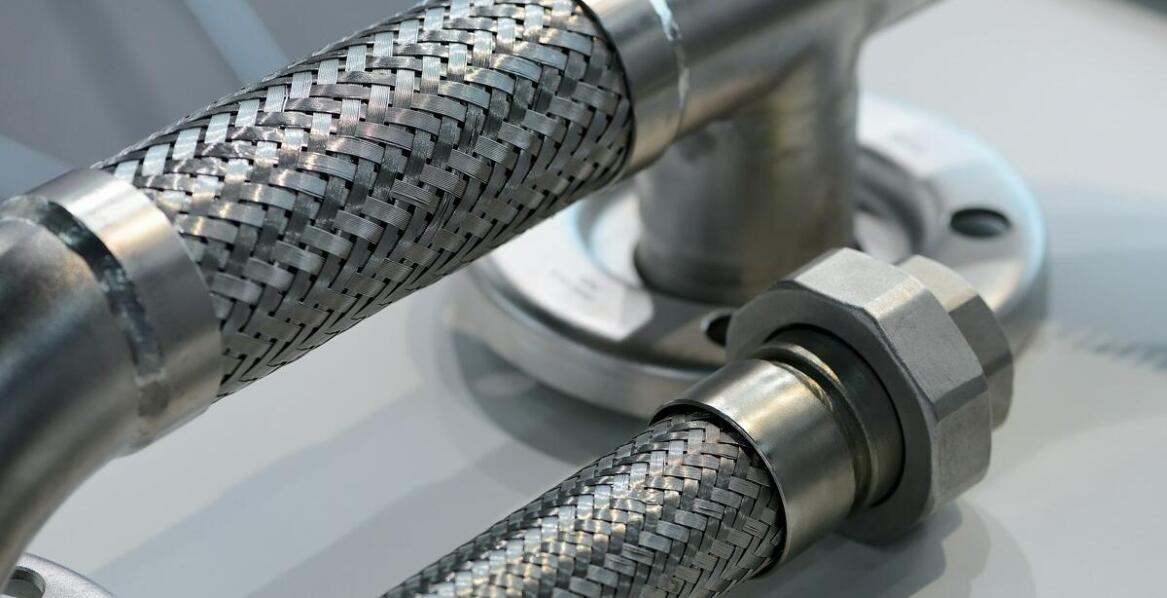 Obejmy nierdzewne w systemach pneumatycznych – porównanie zastosowań