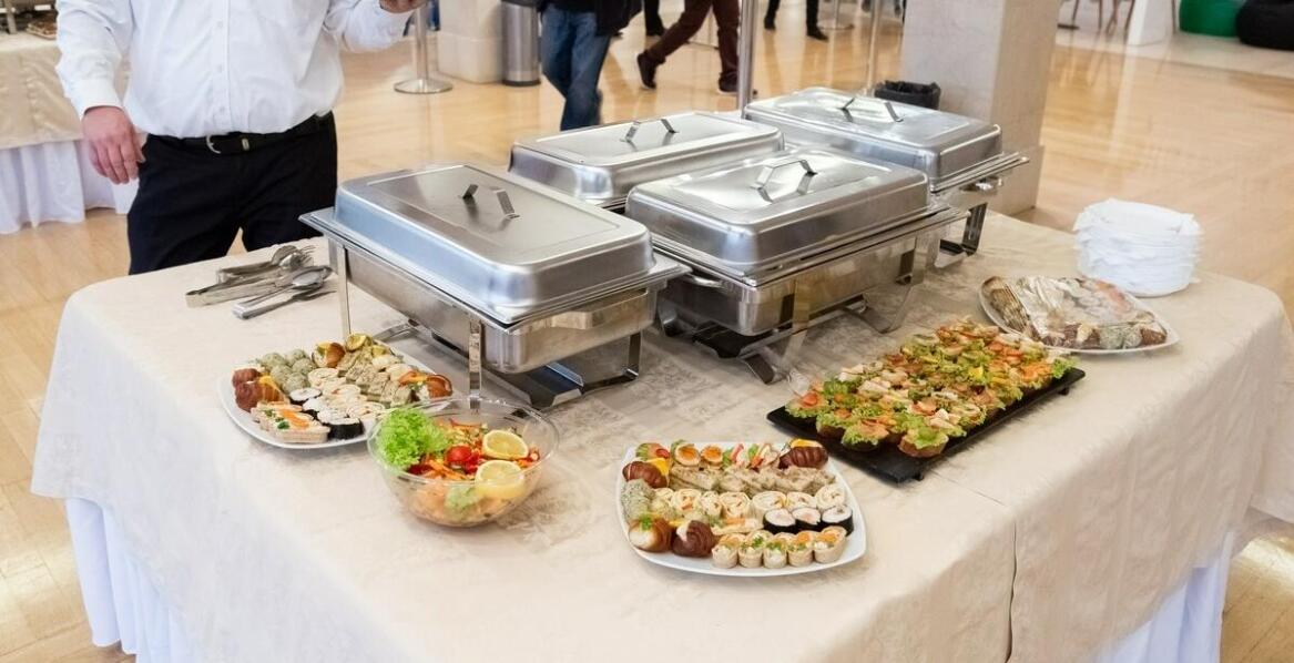 Dlaczego warto zamówić sushi z dostawą na imprezę firmową?