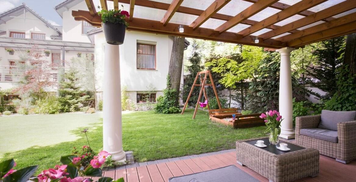 Zastosowanie drewnianych elementów w nowoczesnych projektach krajobrazowych