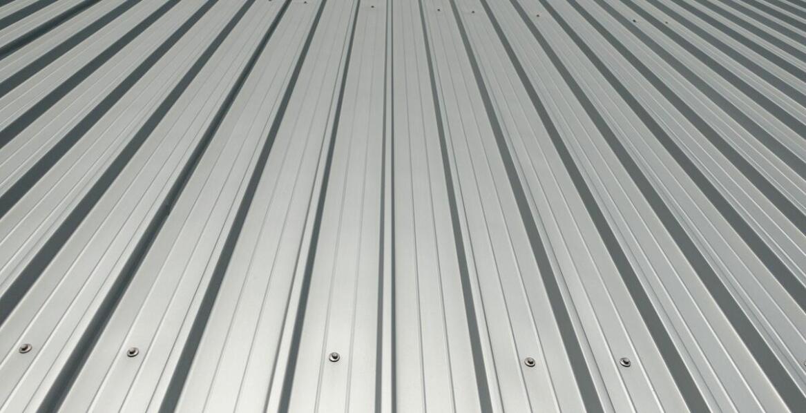 Blacha trapezowa T14 – kluczowe zalety dla niewielkich obiektów użytkowych