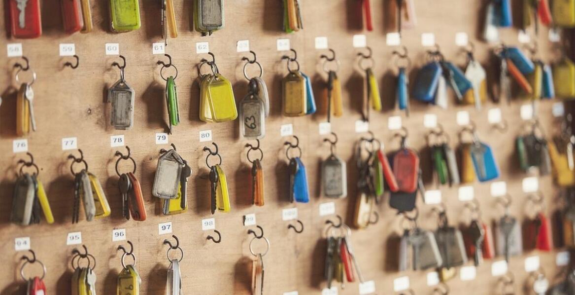 Zawieszki do kluczy jako element identyfikacji wizualnej – co warto wiedzieć?
