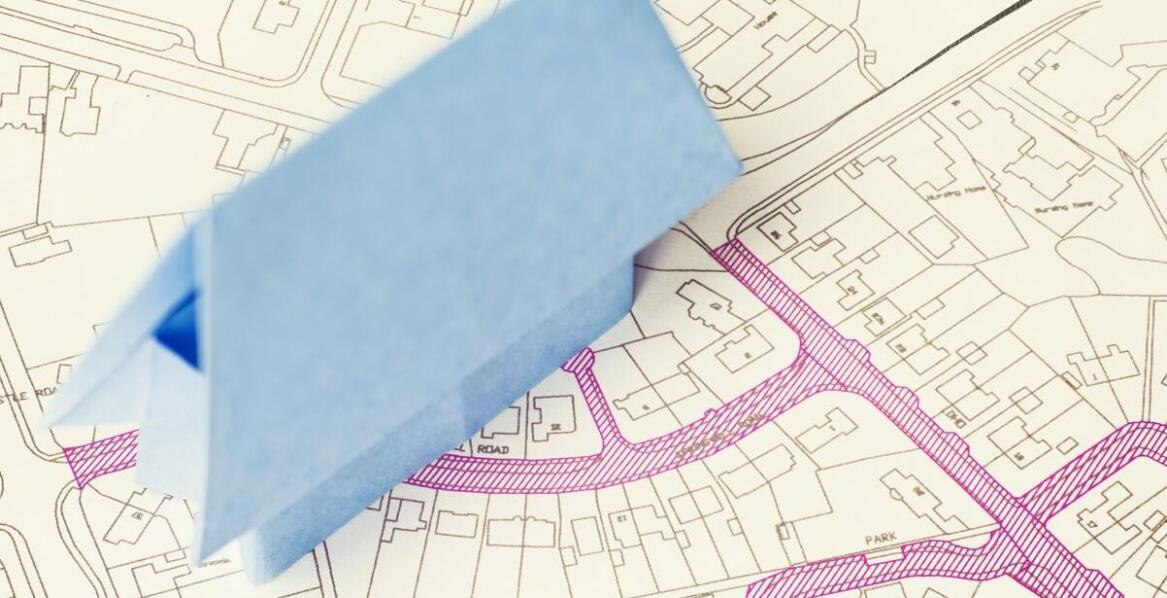 Jakie są kluczowe aspekty przy wyborze działki budowlanej?