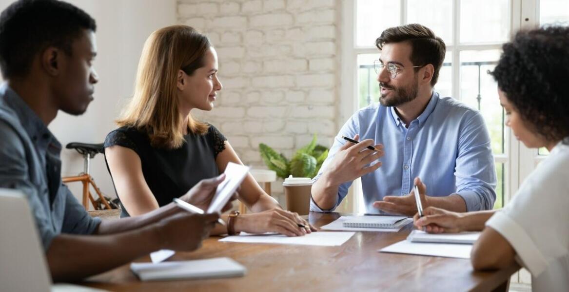 Dlaczego warto znać kontekst kulturowy przy używaniu "szanowny pan" w angielskim?