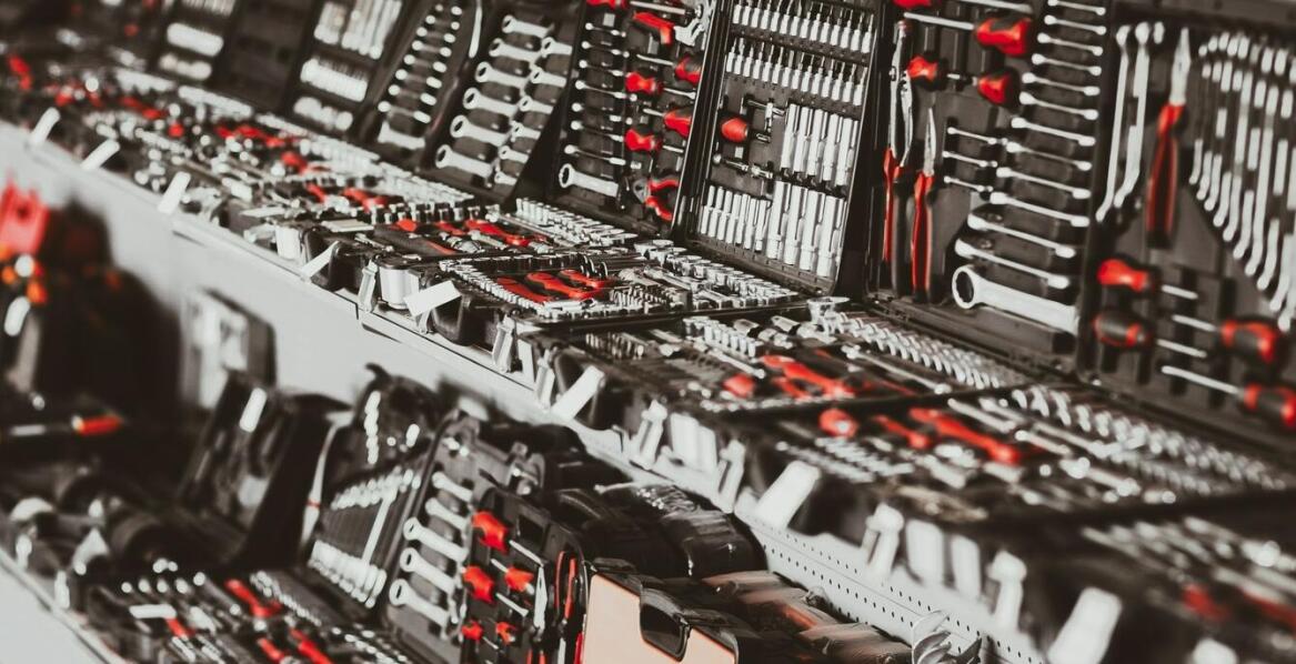 Różnice między kluczem dynamometrycznym elektrycznym a akumulatorowym – co wybrać?