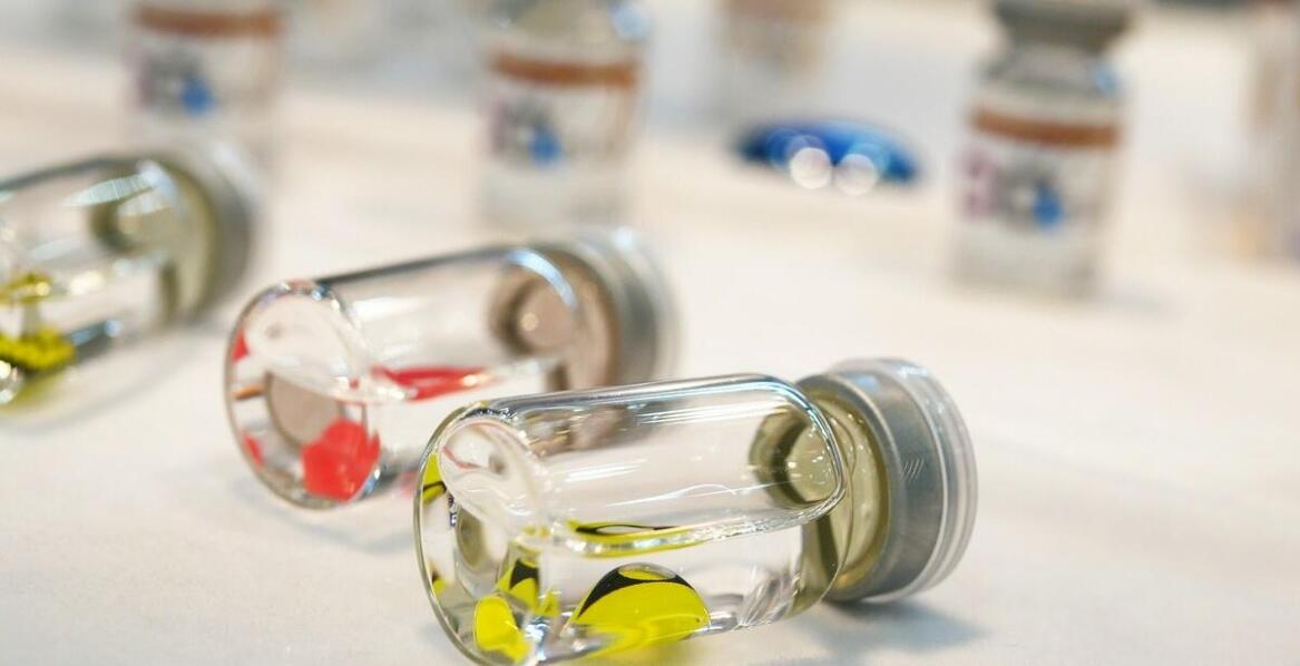 Zakwaszacze do pasz w hodowli drobiu: dlaczego warto je stosować?