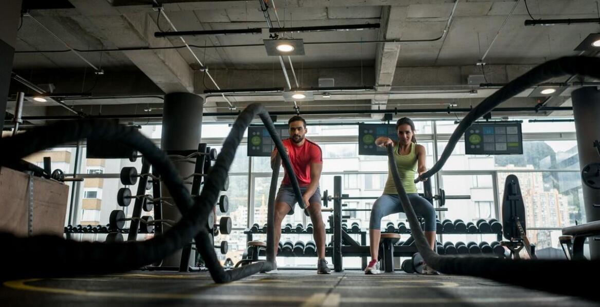 Treningi funkcjonalne w siłowni mogilskiej – co je wyróżnia i dla kogo są najlepsze?