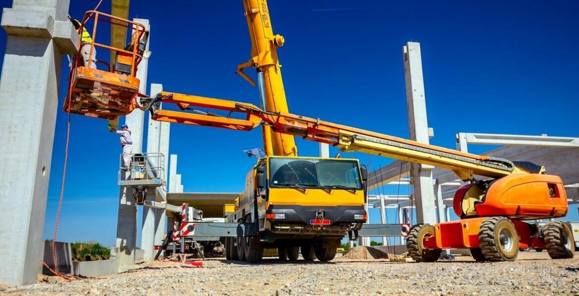Dlaczego warto inwestować w nowoczesne dźwigi samojezdne na placu budowy w Opolu?