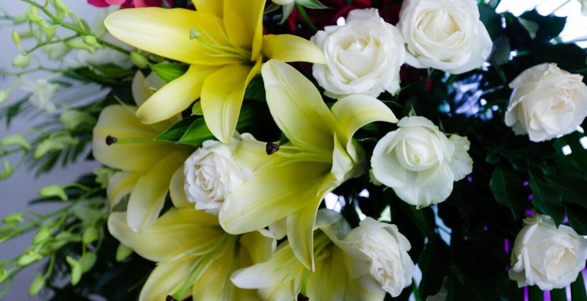 Rola florysty w tworzeniu wiązanek pogrzebowych – dlaczego warto skorzystać z fachowej pomocy?
