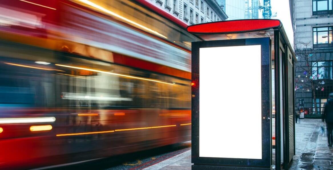 Jakie są zalety reklamy na samochodzie magnetycznej w porównaniu do tradycyjnych metod?
