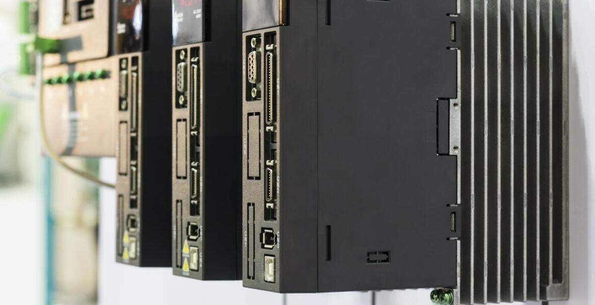 Jakie są różnice między modelami falowników, a VLT 2800 w kontekście wydajności?