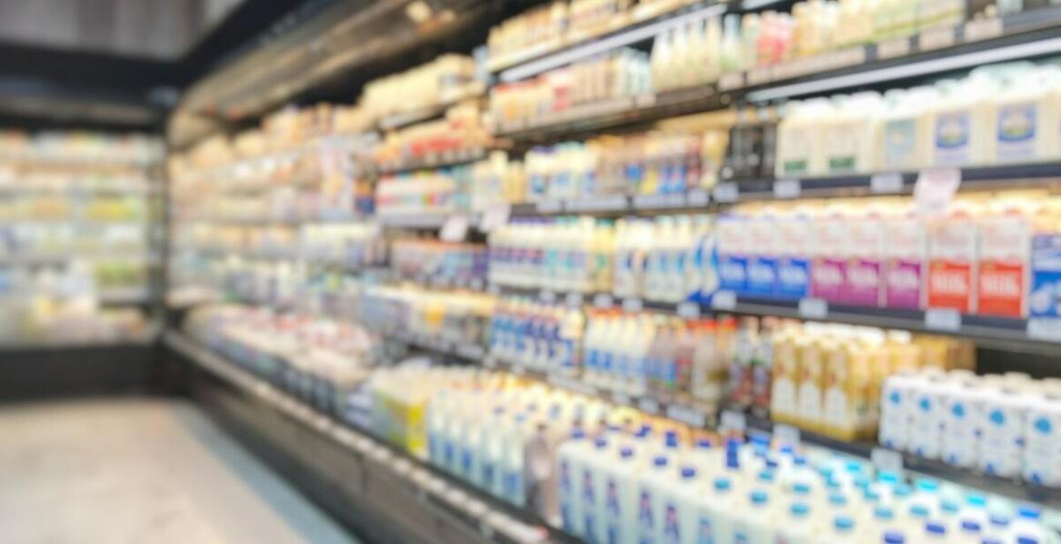 Regał nabiałowy – jak wpływa na świeżość produktów w sklepie?