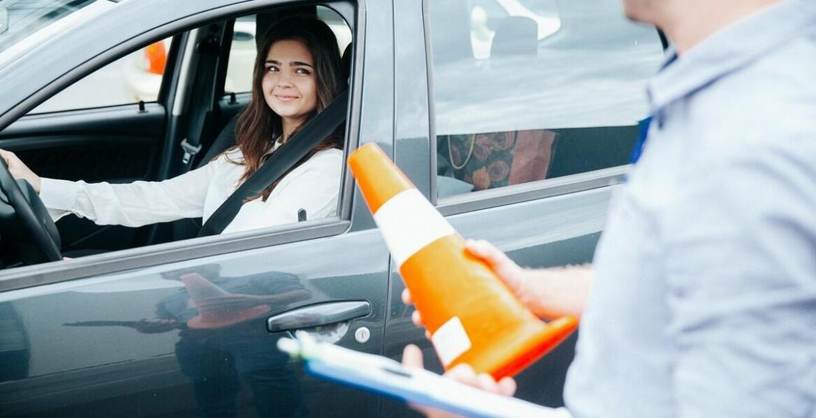 Jak porównać oferty kursów na prawo jazdy na koparkę pod kątem ceny?