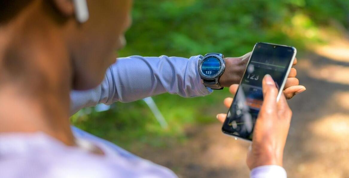 Trendy w smartwatchach: dlaczego czerwony model jest hitem wśród kobiet?