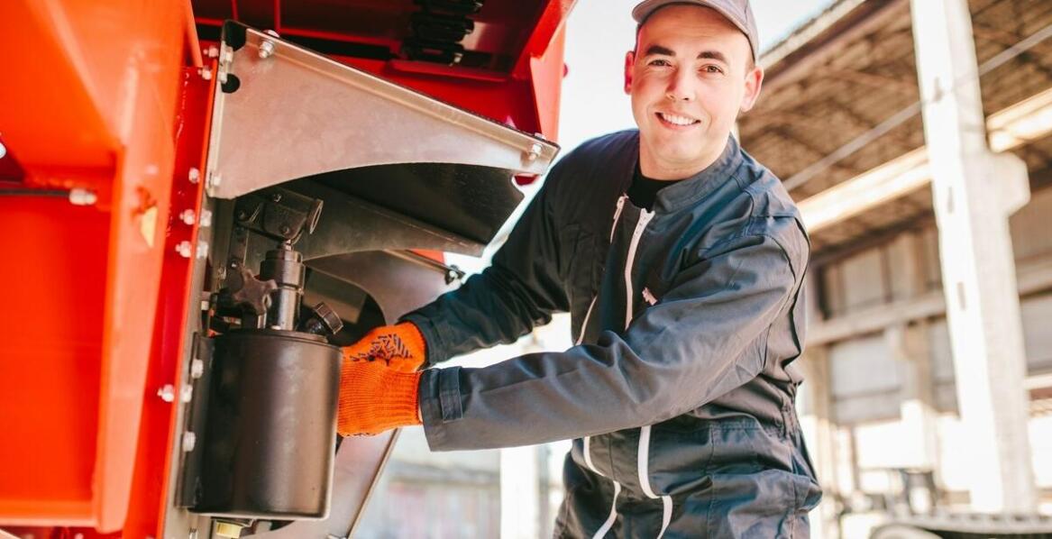 Jakie są kluczowe etapy wymiany podłogi w naczepach?
