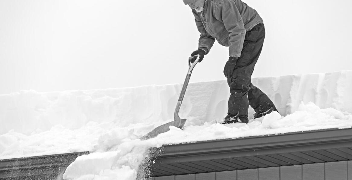 Jak często należy przeprowadzać odśnieżanie dachów w sezonie zimowym?