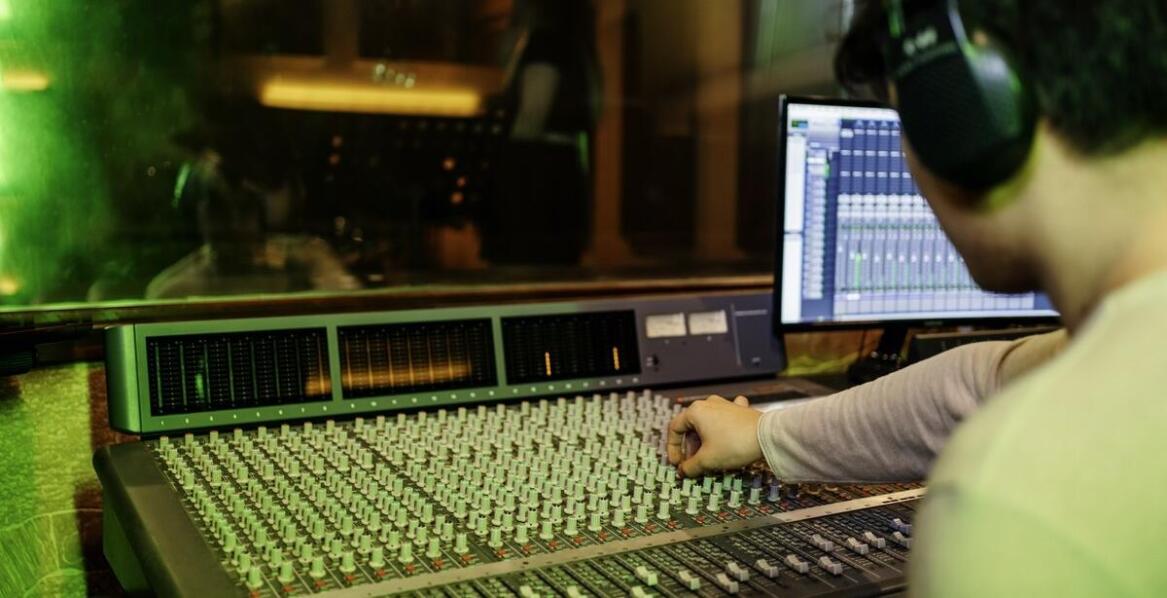 Wpływ postprodukcji na narrację filmów korporacyjnych – co warto uwzględnić?