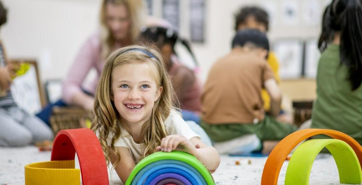 Jakie są zalety zatrudniania specjalistów, takich jak logopeda czy pedagog specjalny, w żłobku?
