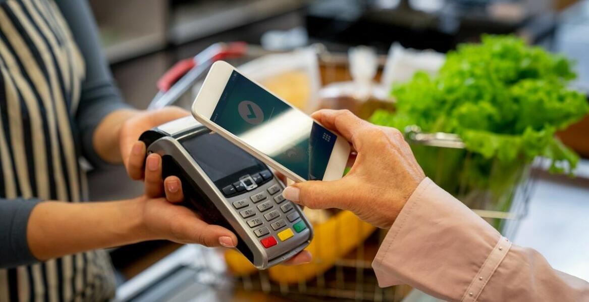 Jakie branże najbardziej korzystają na wdrożeniu kart zbliżeniowych z nadrukiem?