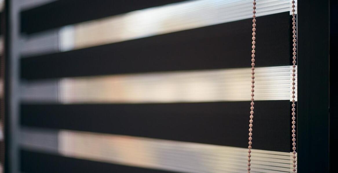 Jak dostosować osłony okienne do stylu architektonicznego budynku?