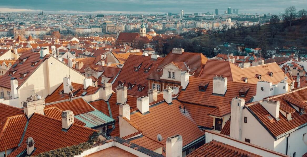 Jakie atrakcje kulturalne są dostępne w pobliżu hostelu na Pradze?