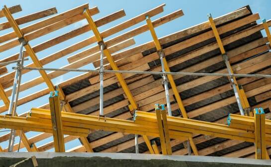 Zastosowanie worków na drewno w budownictwie – co warto wiedzieć?