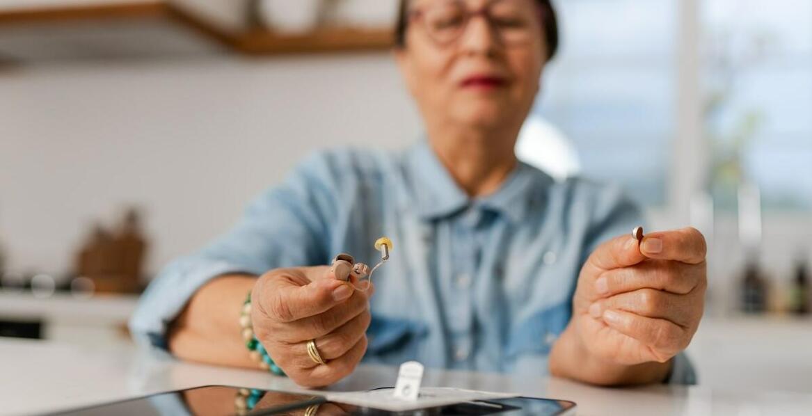 Jak aparat słuchowy douszny może poprawić jakość życia osób z ubytkiem słuchu?