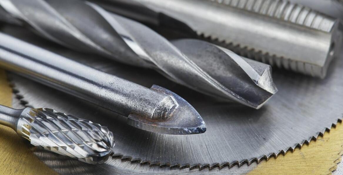 Wybór odpowiednich materiałów eksploatacyjnych do pił taśmowych