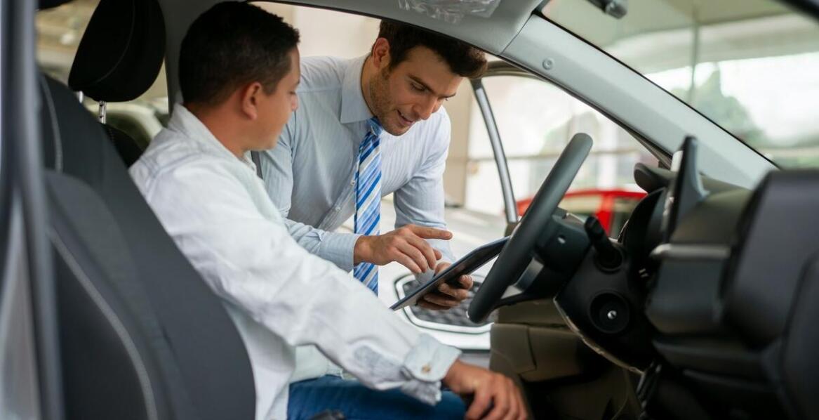 Wpływ technologii cyfrowych na sprzedaż nowych samochodów