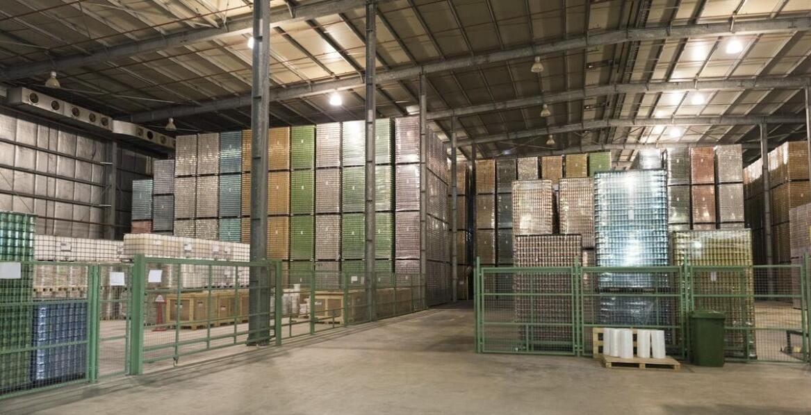 Pojemnik szary – idealne rozwiązanie dla efektywnego magazynowania