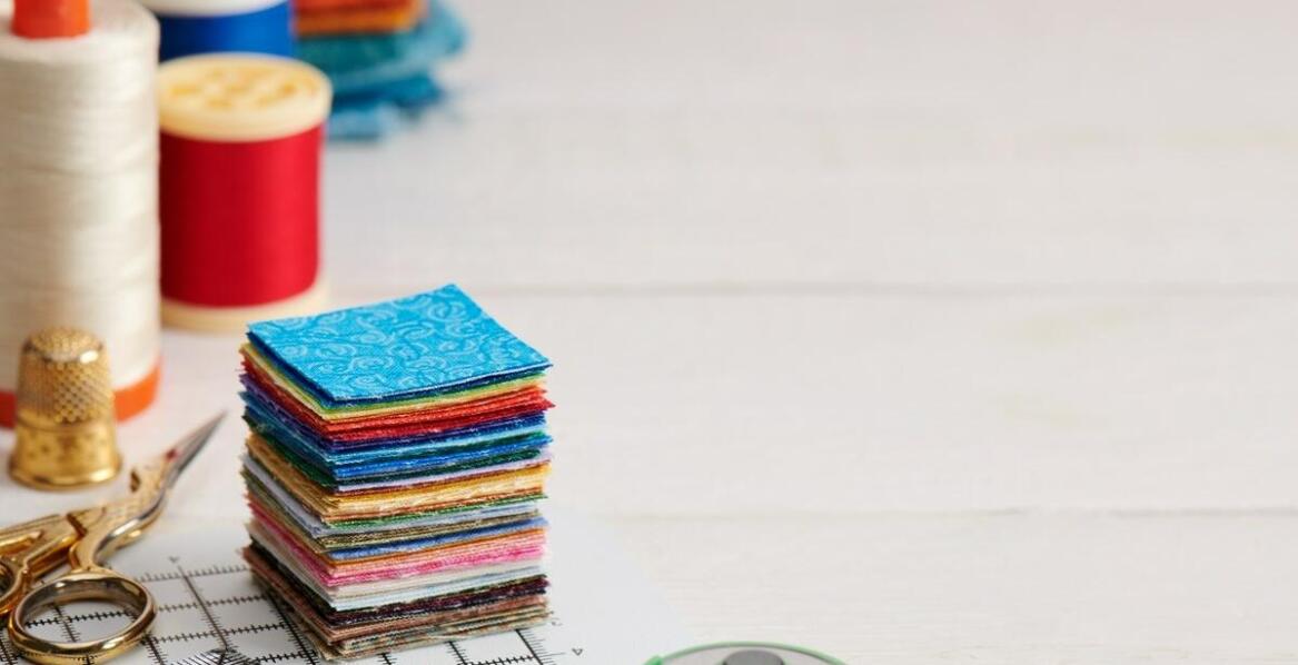 Zastosowanie flizeliny z klejem w projektach krawieckich – praktyczne wskazówki