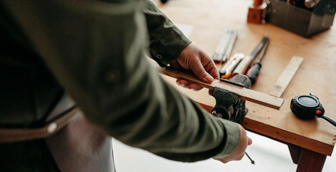 Jakie są zalety korzystania z usług stolarza w ramach oferty generalnego wykonawcy?