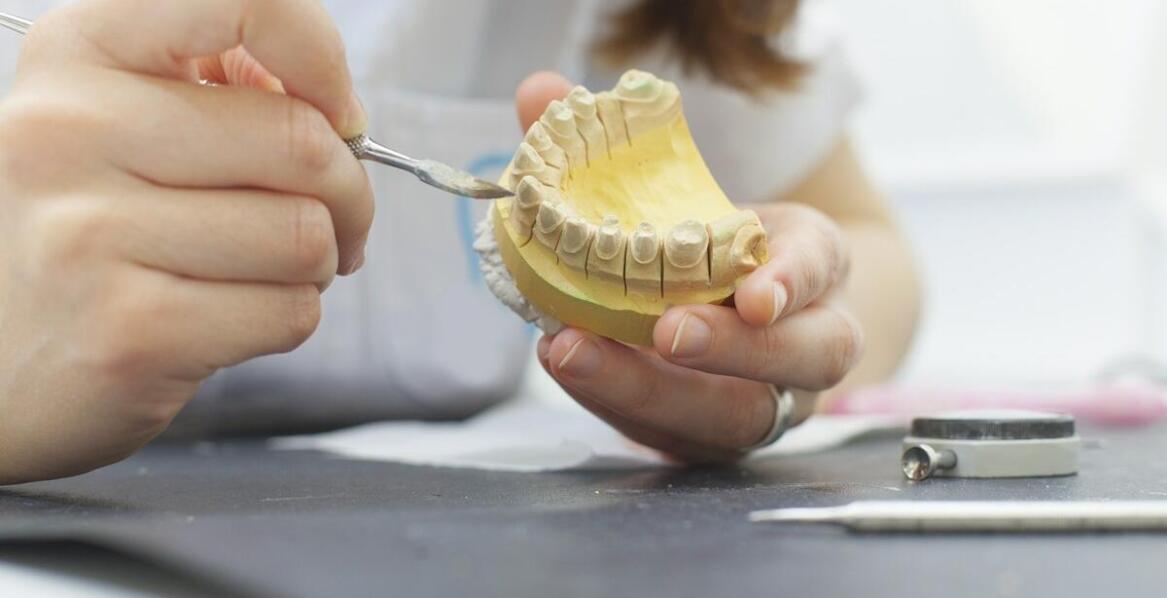 Na czym polega proces odbudowy uzębienia prowadzony przez stomatologa protetyka?