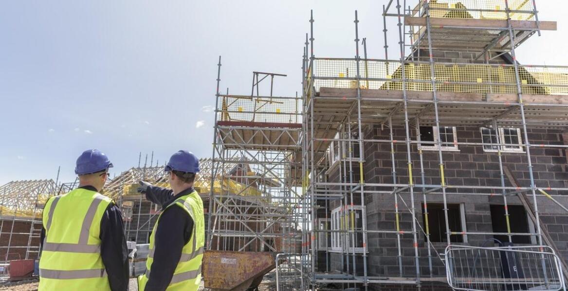 W jaki sposób generalny wykonawca domów jednorodzinnych zapewnia bezpieczeństwo na budowie?