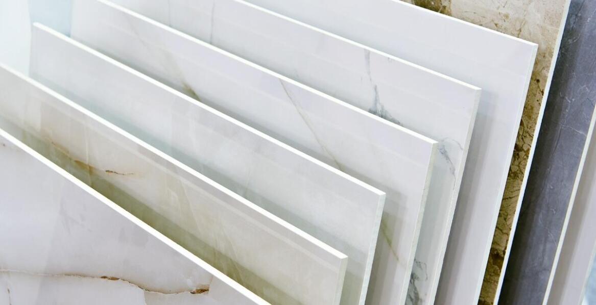 Porównanie kosztów: spiek kwarcowy vs tradycyjne materiały elewacyjne