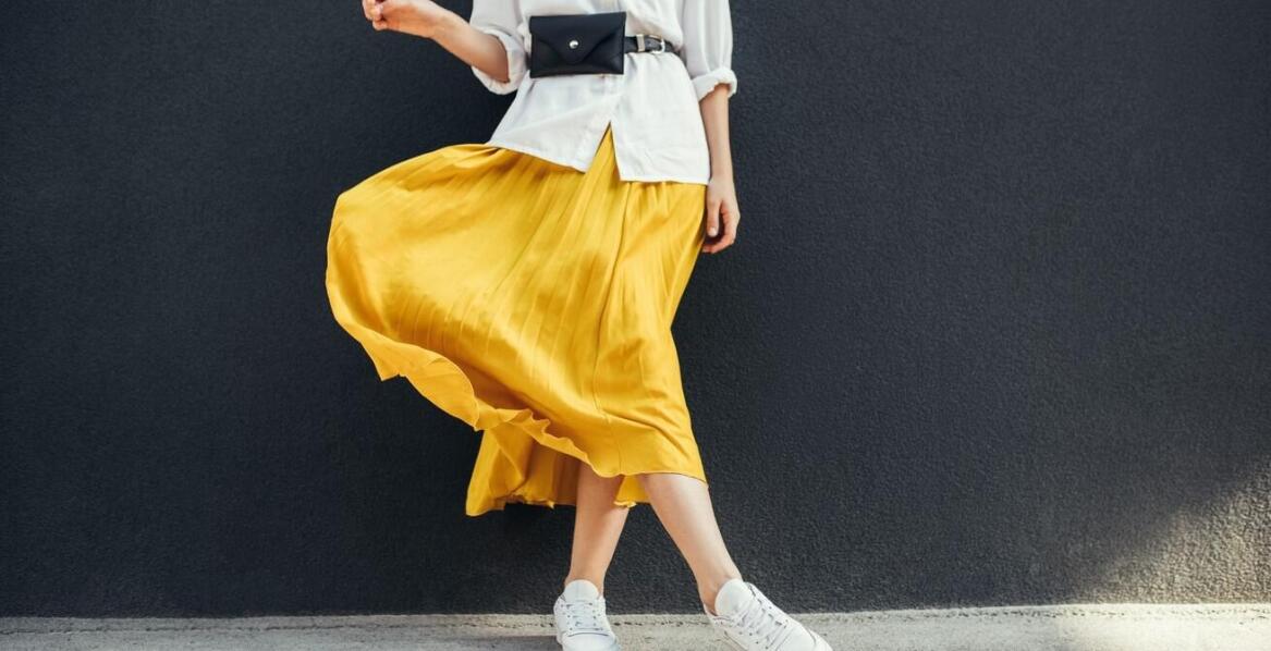 Spódnica z wiskozy mini – połączenie nowoczesności z klasyką