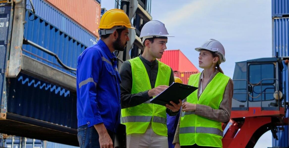 Jakie wyzwania związane z transportem z Azji stawia przed firmami logistyka?