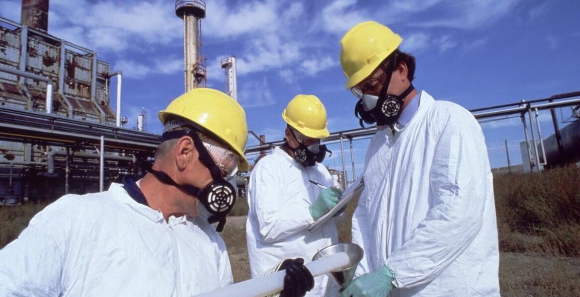 Zabezpieczenie i usuwanie rozlewisk – na czym polega profesjonalna obsługa?