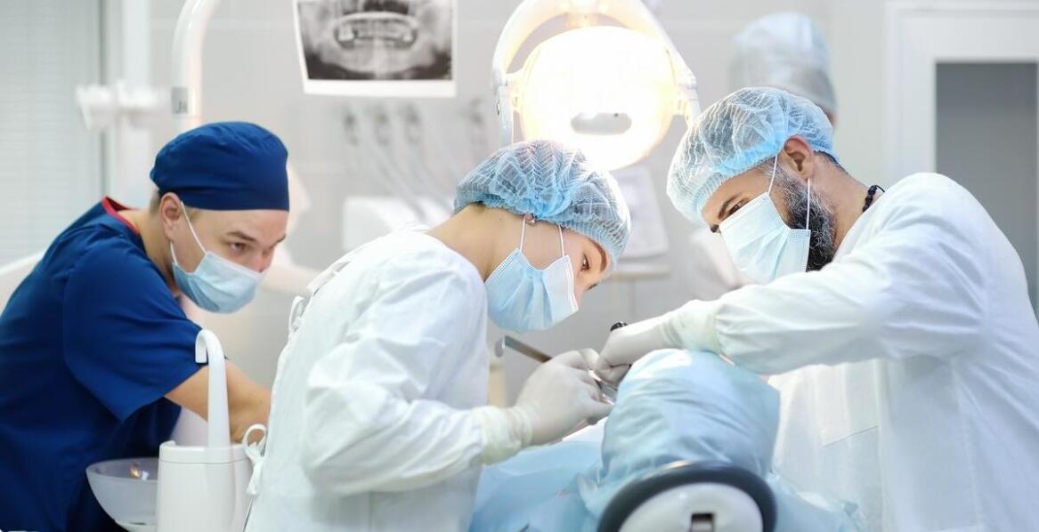 Jak chirurg stomatolog pomaga w przypadku problemów z dziąsłami?