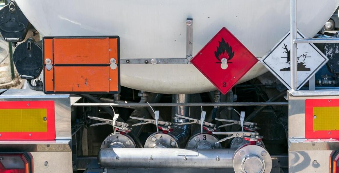 Jakie są wyzwania związane z transportem odpadów niebezpiecznych w kontekście spedycji?