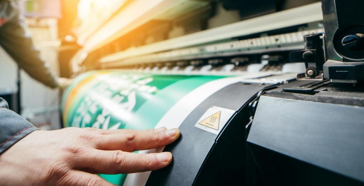 Oznaczenia i zwroty wskazujące rodzaj zagrożenia – jak wpływają na procedury BHP w zakładzie?