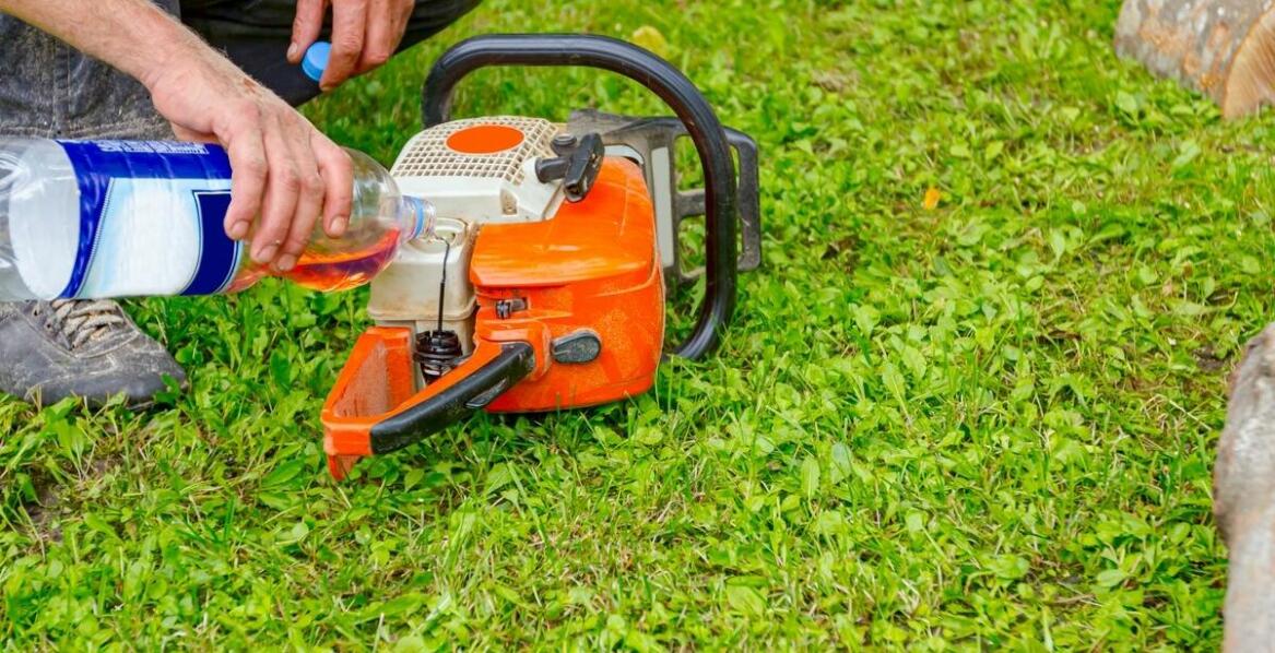 Dlaczego regularne serwisowanie wynajmowanych pił spalinowych jest tak istotne?