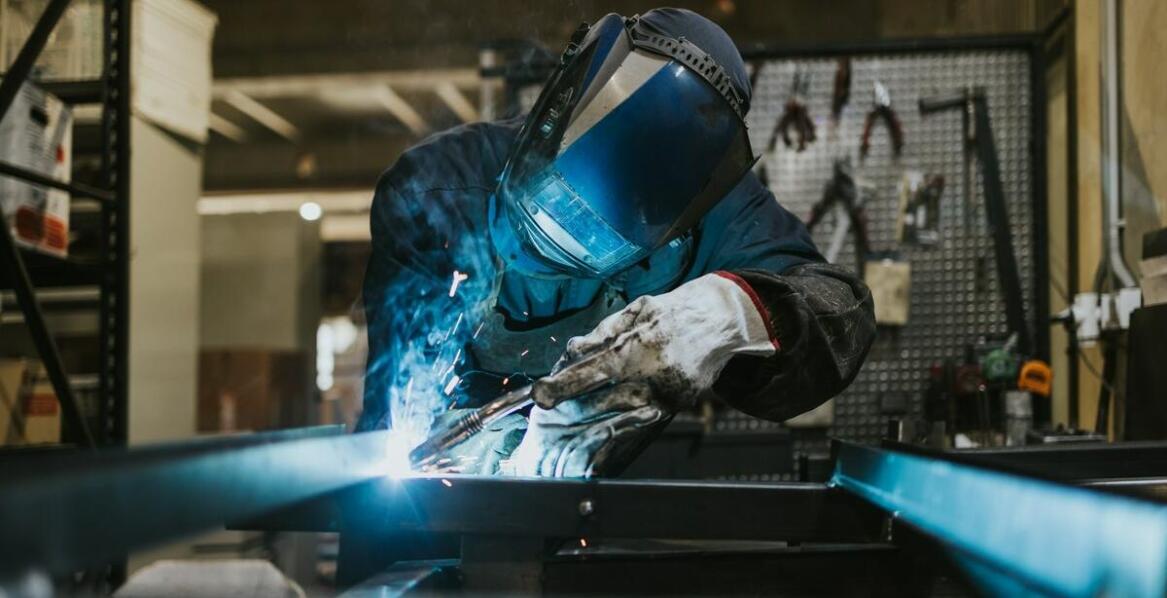 Jakie trendy dominują w projektowaniu odzieży ochronnej dla spawaczy?